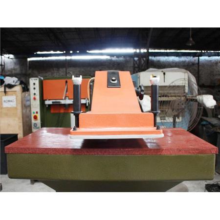 Reconditioned Atom VS922 leather swing arm cutting clicking press machine